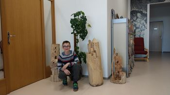 Matej Praprotnik z razstavo lesenih kipov