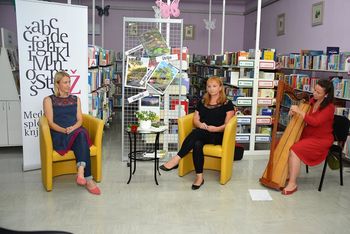 IRENA CERAR, pripovedovalka ljudskih pravljic, na večeru v Občinski knjižnici Žalec