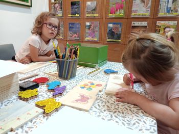 V Občinski knjižnici Polzela prisluhnili pravljici o čebelici