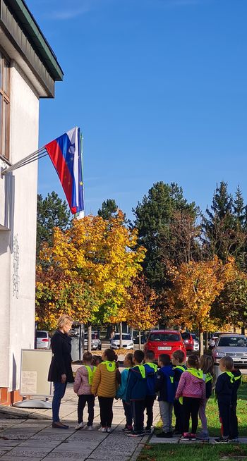 Poučno pravljični sprehod prvošolcev po knjižnici