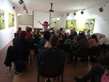 Pravljična ura s klovneso Mici