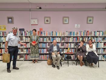 Topel kulturni večer v Občinski knjižnici Žalec povezal domačo besedo, umetnost in glasbo