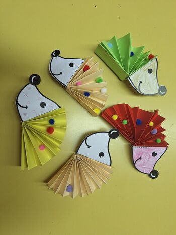 Pravljična ura v Grižah: jesenska pripoved in ustvarjanje ježkov