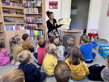 Otroci Vrtca Tabor na obisku v Občinski knjižnici Tabor