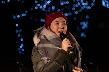 VESELI DECEMBER V OPLOTNICI: OTROCI POJEJO BOŽIČNE PESMI