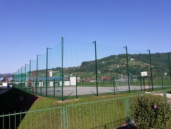       Malo nogometno igrišče v Oplotnici dobilo novo ograjo