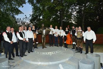 V Oplotnici odkrili bronasti kip glasbenika Tineta Lesjaka