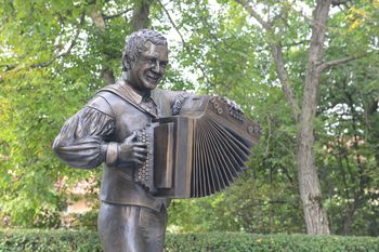 Javna vaja pri kipu Tineta Lesjaka