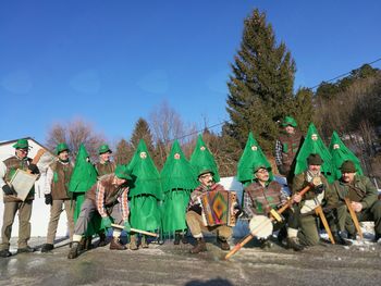 Kalski folklorniki tudi letos uganjali pustne norčije