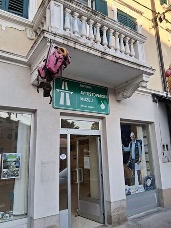 Avtoštoparski muzej v Solkanu Avtoštoparski muzej v Solkanu