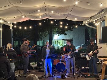 Mlada energija in dober glas – koncert Slow Monkeys navdušil obiskovalce v Vojniku Mlada energija in dober glas – koncert Slow Monkeys navdušil obiskovalce v Vojniku