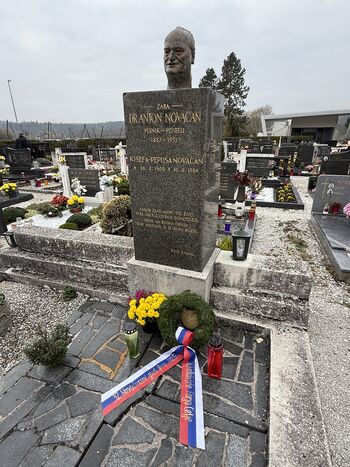 Spominska slovesnost pri spomeniku Antona Novačana v sklopu 32. Novačanovega festivala ljubiteljskega gledališča