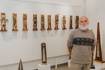 Koščki Tomaža Hartmana zbrani v Galeriji likovnih samorastnikov Trebnje