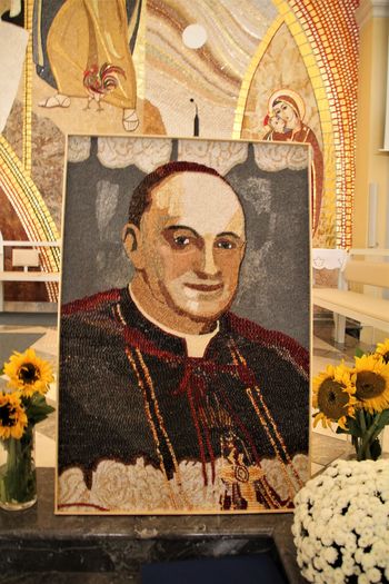 Škof Vovk upodobljen iz semen žitaric