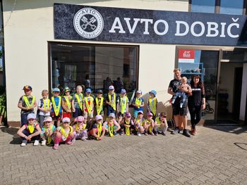  
Otroci iz Vrtca Cirkovce na obisku pri mehaniku 