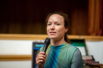 6. literarni večer s Petro Škarja – »Grem po svoje« 6. literarni večer s Petro Škarja – »Grem po svoje«