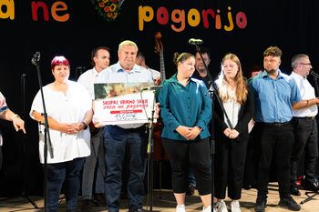 Vaščani Velike Strmice s pomočjo OZ RK Trebnje organizirali dobrodelni koncert za družino Tramte Vaščani Velike Strmice s pomočjo OZ RK Trebnje organizirali dobrodelni koncert za družino Tramte