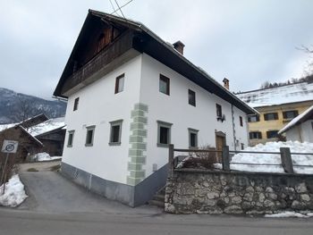 Pr Šnet hiša pravi, da stoji že najmanj 300 let Pr Šnet hiša pravi, da stoji že najmanj 300 let