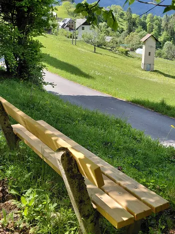 NA KLOPCO GREM SEDET IN OBČUDOVAT POGLED NA BLED