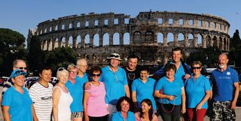 Vroč folklorni nastop v Puli in prisrčen nastop  kanadskih "Nageljčkov" na Bledu