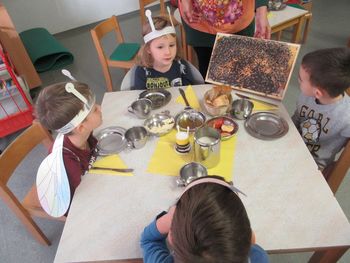 Tradicionalni slovenski zajtrk še odmeva: SREČANJE S ČEBELARJEM