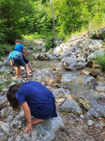 Ustvarjalno-domišljijska igra otrok v okolici Loma Ustvarjalno-domišljijska igra otrok v okolici Loma