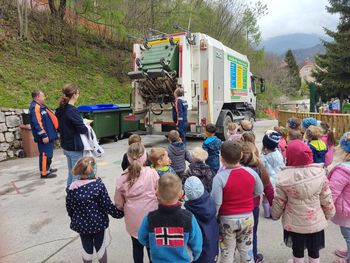 ALI VESTE, KAM POTUJE MALA PLASTIČNA VREČKA?