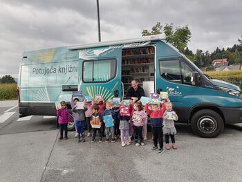 Potujoča knjižnica na obisku v Kovorju Potujoča knjižnica na obisku v Kovorju