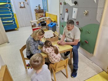 Dopoldansko druženje s starimi starši v igralnici »Gozdni palček« Dopoldansko druženje s starimi starši v igralnici »Gozdni palček«