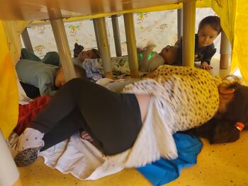 Ko blago oživi: domišljijski svet v Rdeči igralnici, enota Križe