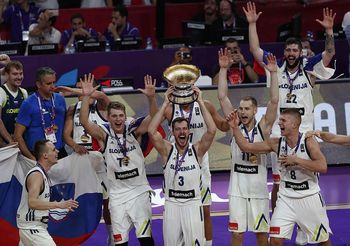 Sprejem za zlatega Blažiča in srebrni odbojkarici