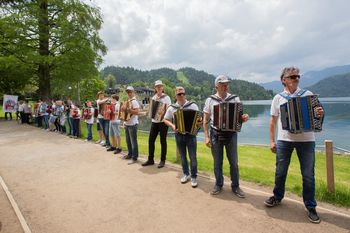 Odpovedana Vaški vikend in srečanje harmonik ob Blejskem jezeru