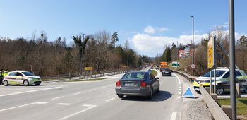 Koronavirus: Poostren nadzor nad sprehajalci in vozniki ob prihodu v občino