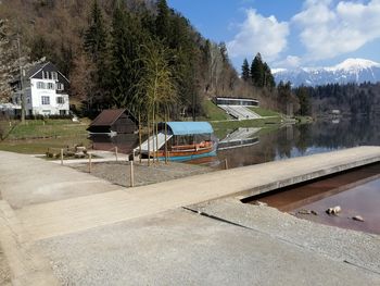 Koronavirus: Prepoved gibanja – policija odgovarja na vprašanja občanov