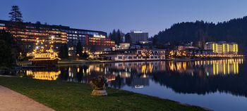 Tudi hotelske hiše so, čeprav prazne, prižgale luči