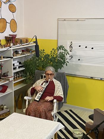 Babica Tomka - glasbena oddaja za otroke Babica Tomka - glasbena oddaja za otroke