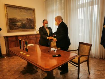 Minister Andrej Vizjak in župan Janez Fajfar sta podpisala sporazum o skupnem upravljanju Blejskega jezera