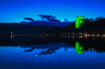 Grad na dan SV. Patricka v zeleni Grad na dan SV. Patricka v zeleni