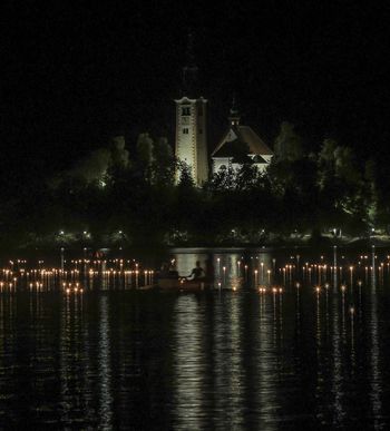 Začenjajo se kulinarični vikendi na Jezerski promenadi, ta konec tedna tudi lučke na jezeru