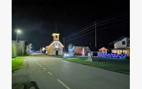 Starošince v soju prazničnih lučk