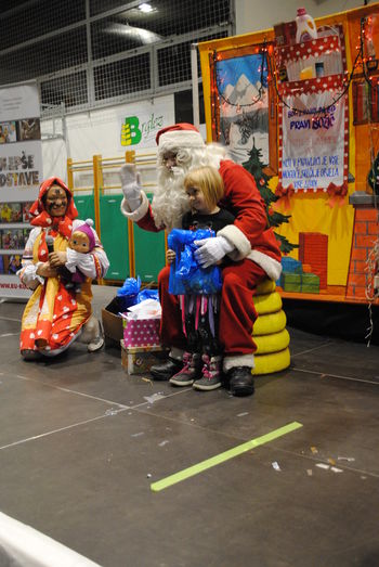 BOŽIČEK OBDARIL OTROKE