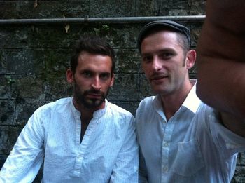 Pesem o morju in povest o roži: Glasbeno-pripovedovalski večer v Deželi kozolcev