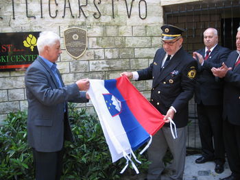Odkrili spominsko ploščo v zahvalo za pogumno dejanje ob osamosvojitvi Slovenije