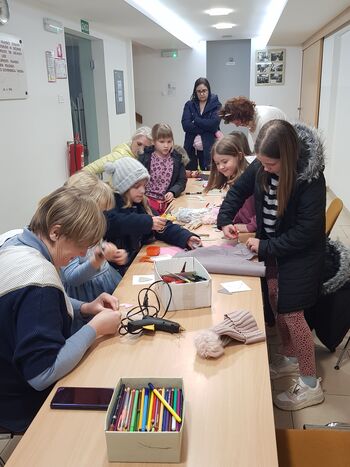 Brina Bogataj z miško Maruško v Občinski knjižnici Vransko