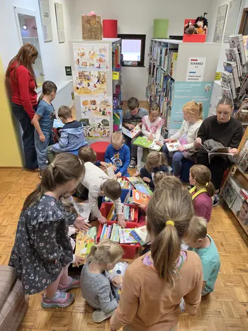 Prvošolci med knjižnimi zakladi v Občinski knjižnici Vransko