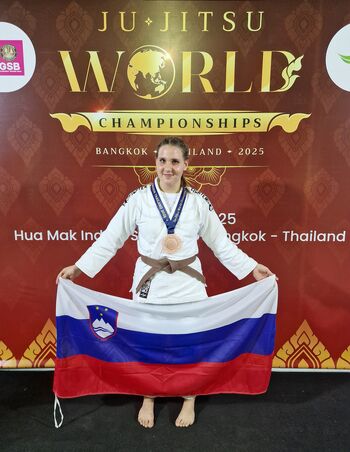 Izjemen dosežek na Svetovnem prvenstvu v ju-jitsu na Tajskem: Zala Miklavc osvojila bronasto medaljo!