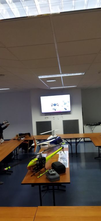 Predavaje o brezpilotnikih in dronih na OŠ Dobrova Predavaje o brezpilotnikih in dronih na OŠ Dobrova