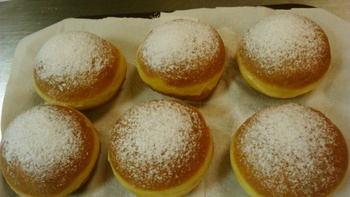 Odličen medgeneracijski recept za pustne krofe in miške Odličen medgeneracijski recept za pustne krofe in miške