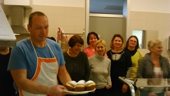 Kuharska delavnica: PUSTNI KROFI IN MIŠKE Kuharska delavnica: PUSTNI KROFI IN MIŠKE