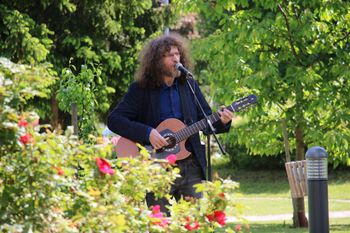 TUDI ADI Z VESELJEM POD BALKONI